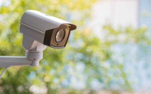 تعدّ كاميرات المراقبة في المنزل أو الشركة أمراً ضرورياً لسلامة وأمن الأفراد وحماية الأرواح والممتلكات، ويتساءل الكثيرون عن الأمور التي يجب مراعاتها عند اختيار تلك الكاميرات. 