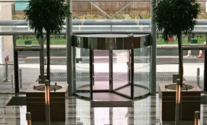 Automatic and revolving doors are among the best solutions for buildings, whether homes or companies, and are distinguished by their various designs and different shapes.