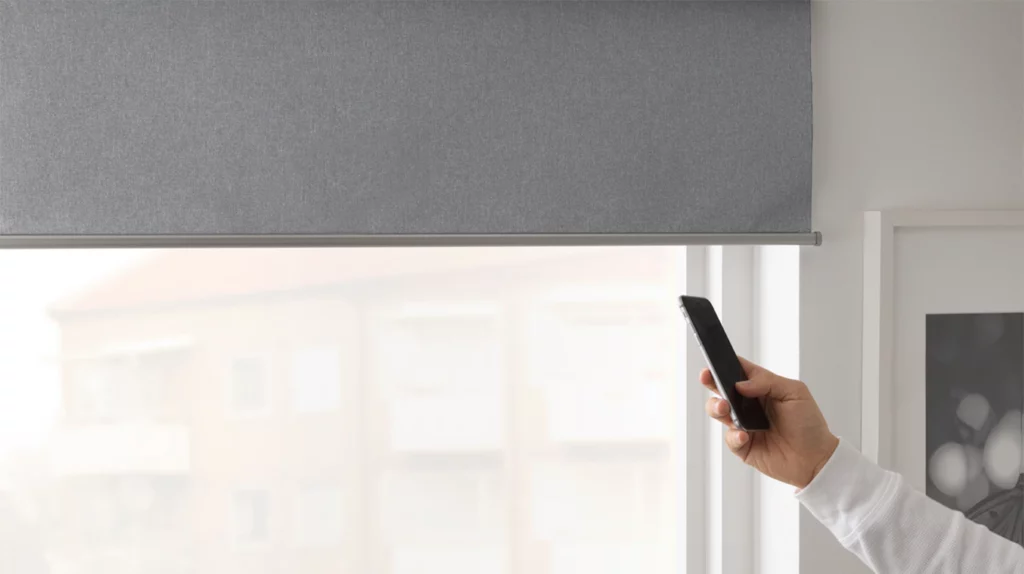 الستائر الذكية تُعرَف بأنها أغطية النوافذ ويمكن التحكّم بفتحها وإغلاقها عبر تطبيق أو أمر صوتي على الهاتف المحمول.