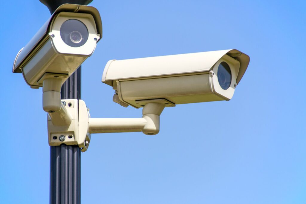 تعدّ كاميرات المراقبة في المنزل أو الشركة أمراً ضرورياً لسلامة وأمن الأفراد وحماية الأرواح والممتلكات